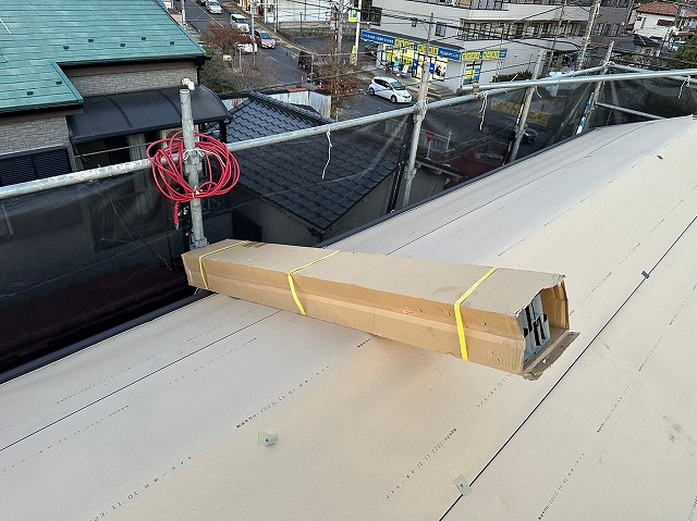 スレート屋根から横暖ルーフを使った屋根カバー工事を行いました！川口市屋根カバー工事　横暖ルーフαｓ　ニチハ　センタールーフ　スレートボロボロ　ガルバリウム鋼板　
